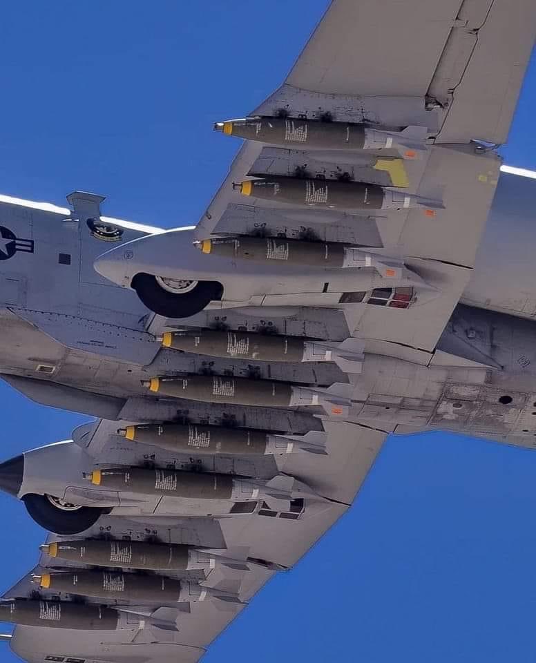 front_ukrainian's tweet photo. ⚡️The 🇺🇸American attack aircraft A-10 Thunderbolt II is armed with MK-82 aerial bombs https://t.co/49VmdUXU0b