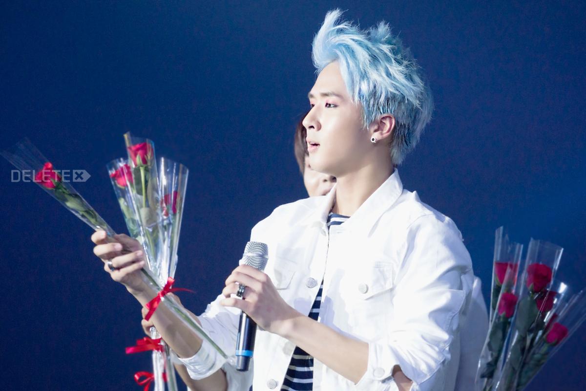 Con rosas para todas las bebitas @twinkstwt salí para celebrar este #t𝜔iᥒƙꮪ𑣿9th𝑐omē𝐛ac𝑘 y cantar #ʮ𝒆𝒔·𝒐𝒓·ƴɛs̱ hasta quedarme sin voz 

ㅤ ( 🔥 )  𝐂𝐡𝐚𝐨𝐬 살인자, #𝕿𝖍𝖊𝖒𝖎𝖘