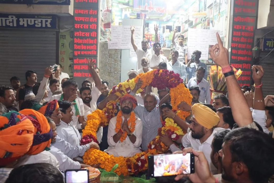 ManishYadavIn's tweet photo. एकजुट हमारा शाहपुरा कांग्रेस परिवार
उमड़ रहा जनता-जनार्दन का स्नेह व प्यार

आज नगरपालिका शाहपुरा में हमारे ऊर्जावान भाई प्रवीण व्यास जी ने साथ आकर समर्थन दिया जिससे निश्चित रूप से शाहपुरा के बदलाव की बयार को और अधिक मजबूती प्रदान होगी।

मैं हृदयतल की गहराइयों से स्वागत करते हुए आभार प्रकट करता हूँ।

आज नगरपालिका शाहपुरा में देवतुल्य जनता-जनार्दन का भरपूर आशीर्वाद व प्रेम रहा। 

संगठन ही शक्ति है। मैं कृतज्ञ हूँ शाहपुरा की देवतुल्य जनता-जनार्दन का जिन्होंने परीक्षा के इस समय में मुझे मजबूती प्रदान की है। 

#shahpura