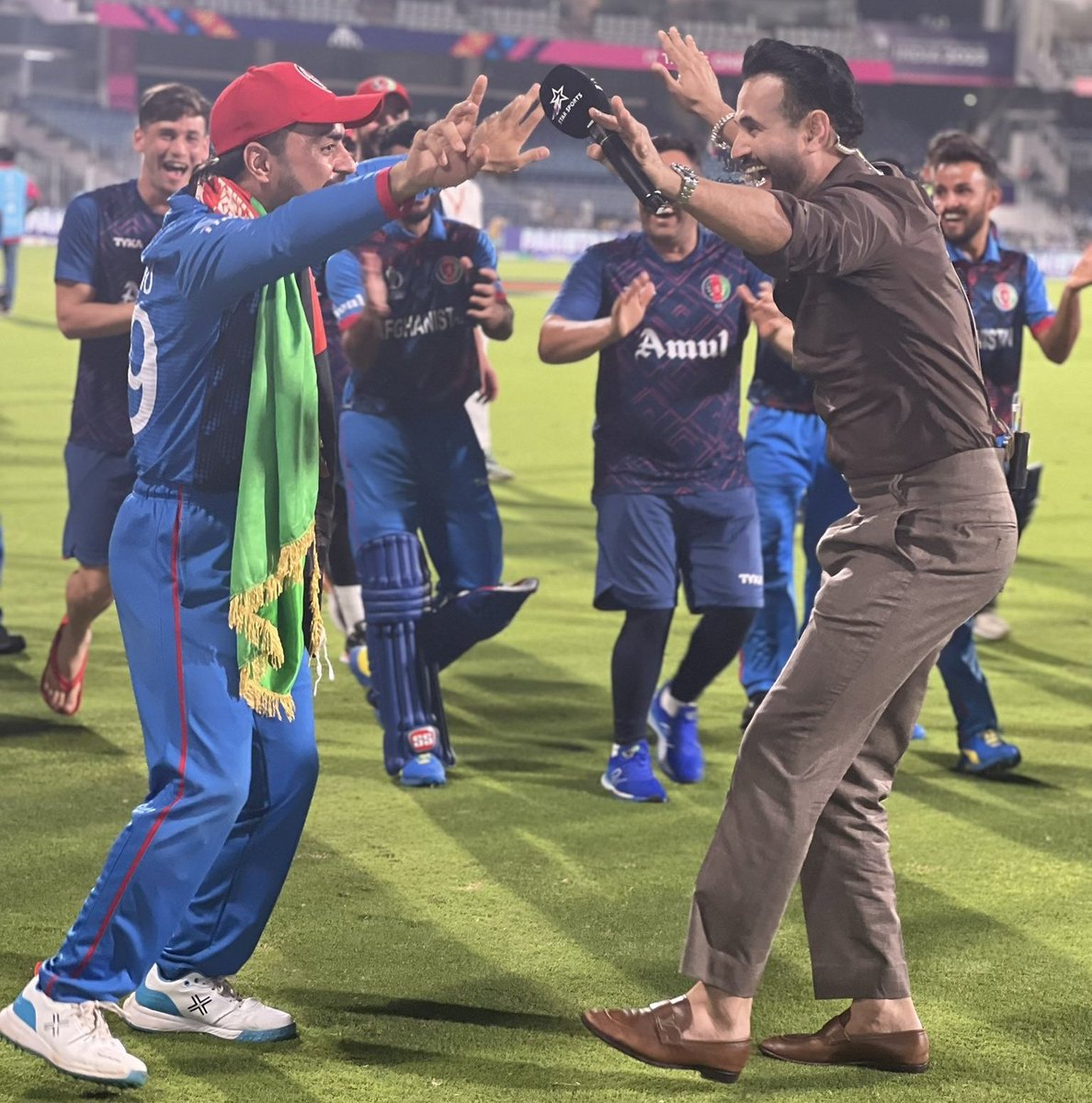 AffaqBari's tweet photo. Hello 1, 2, 3 hello @IrfanPathan waiting for your dance hello...🤣🤣🤣🤣🤣
#qudratkanizam #AUSvAFG #AFGvAUS #Maxewell #IrfanPathan #NaseemShah https://t.co/qbNJ0GA5vO