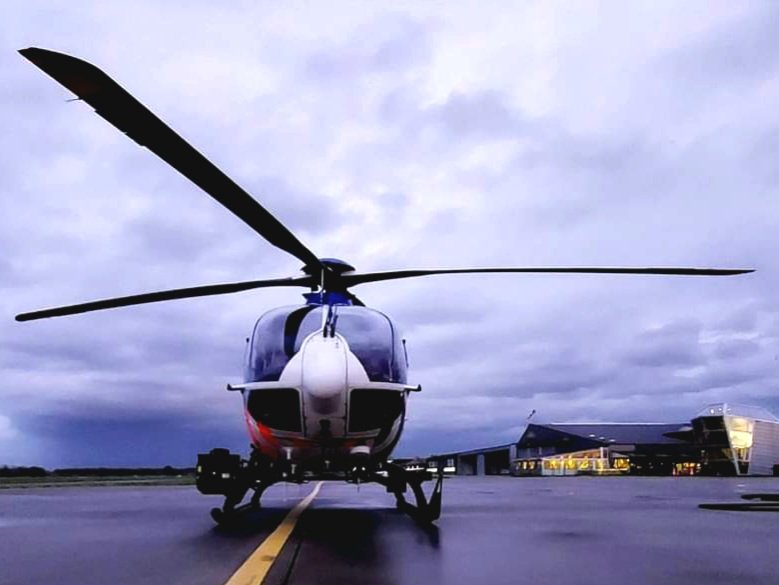 joshua_josprijs's tweet photo. Vanavond heeft de PH-PXC #police03 weer even een tussenstop gemaakt op
#TeugeAirport 
Rond 19.00 vertrokken ze weer.
#luchthavenpolitie
@DePolitieheli https://t.co/SwGDm0Oxf9