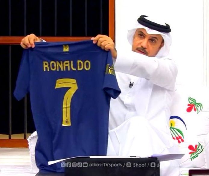 TeamCRonaldo's tweet photo. Cristiano Ronaldo had gifted his shirt to his journalist friend Khaled Jassim. 🤍 https://t.co/IsoxwL5frb