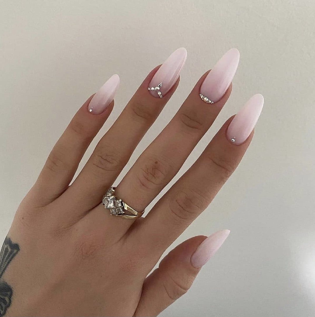 PellaNailSalon's tweet image. Whether you're into classic neutrals, vibrant brights, or trendy ombre styles, our dipping powder offers an extensive range of colors and finishes to suit your every mood and occasion. Visit our website for more information!

#DippingPowder #PellaNailSalon bit.ly/46T5i69