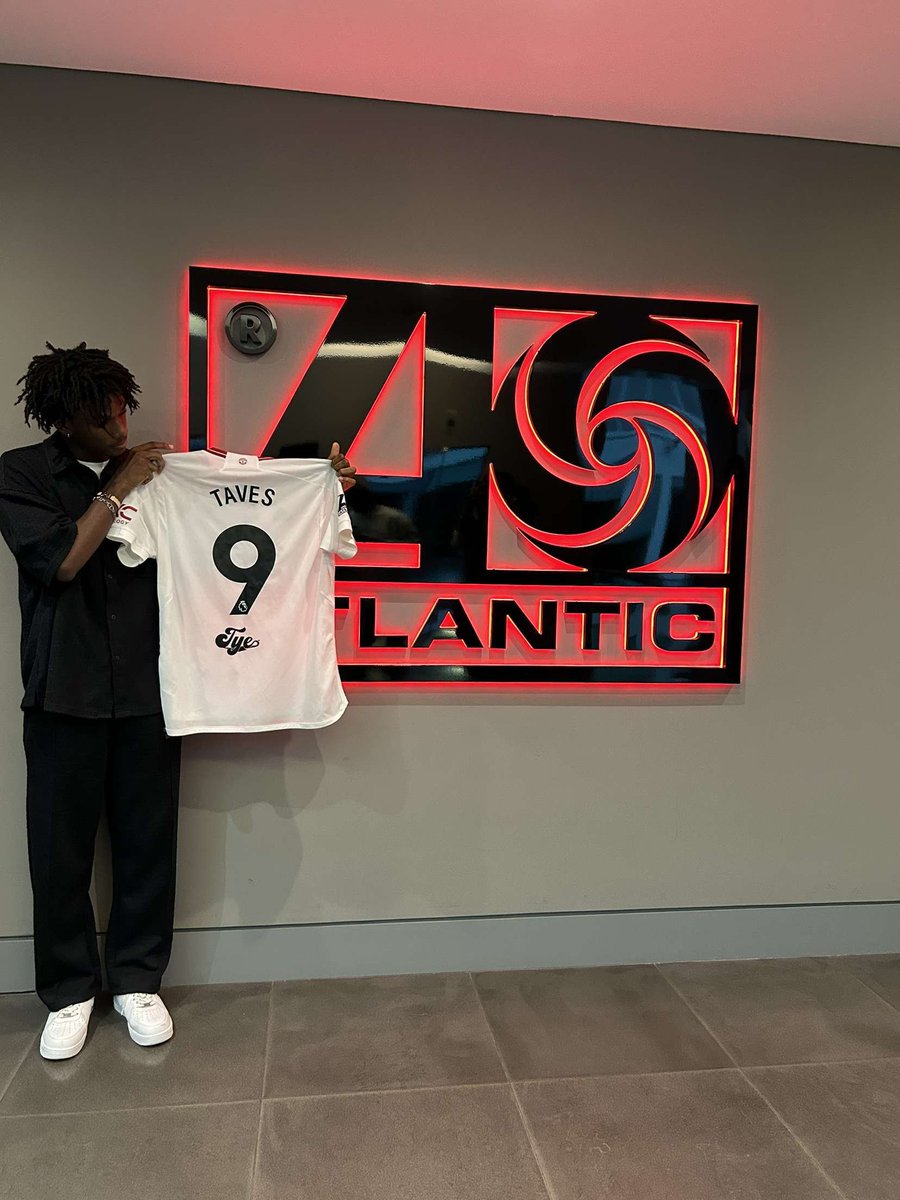 TavesNews's tweet photo. Taves 🌟 is now under TYE &amp; ATLANTIC RECORD 

From Eleyele to Atlantic Records. This is something you dream of as a kid 💫 https://t.co/kWyvXXEuil