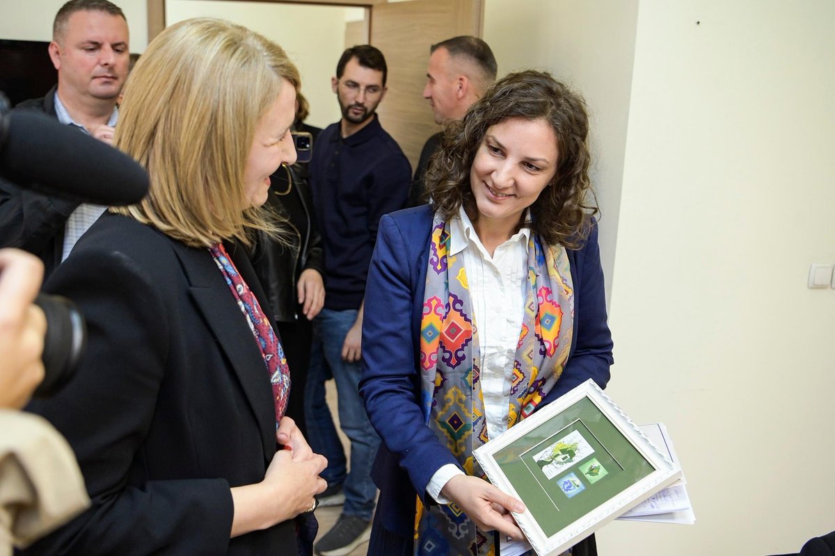 Artane_R's tweet photo. PoEs mission in our Gov: Provide high-quality services to all citizens &amp; businesses.

@PostaeKosoves is:

✅️Serving every neighborhood &amp; village, incl. previously uncovered northern municipalities
✅️Expanding service range &amp; quality
✅️Digitalising &amp; integration in eKosova https://t.co/rf4L1aK42A