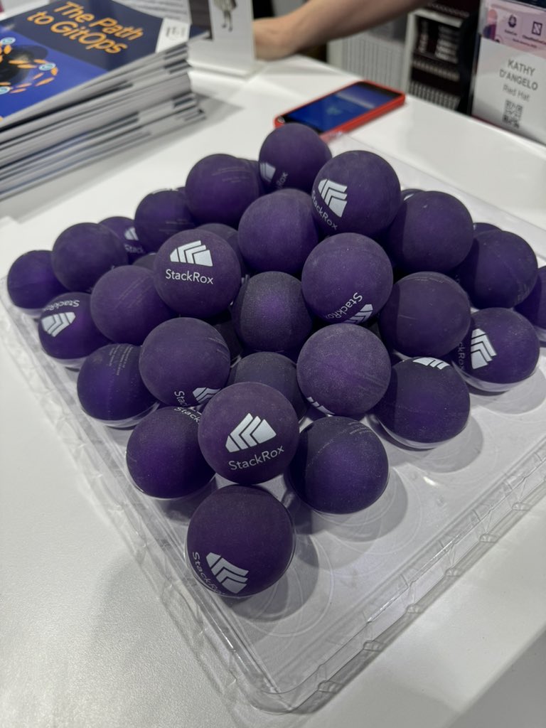weiliendang's tweet image. When you show up at #KubeCon and find that your old company’s swag is still being given away almost 3 years later because there were thousands left over at the time of acquisition - go StackRox!