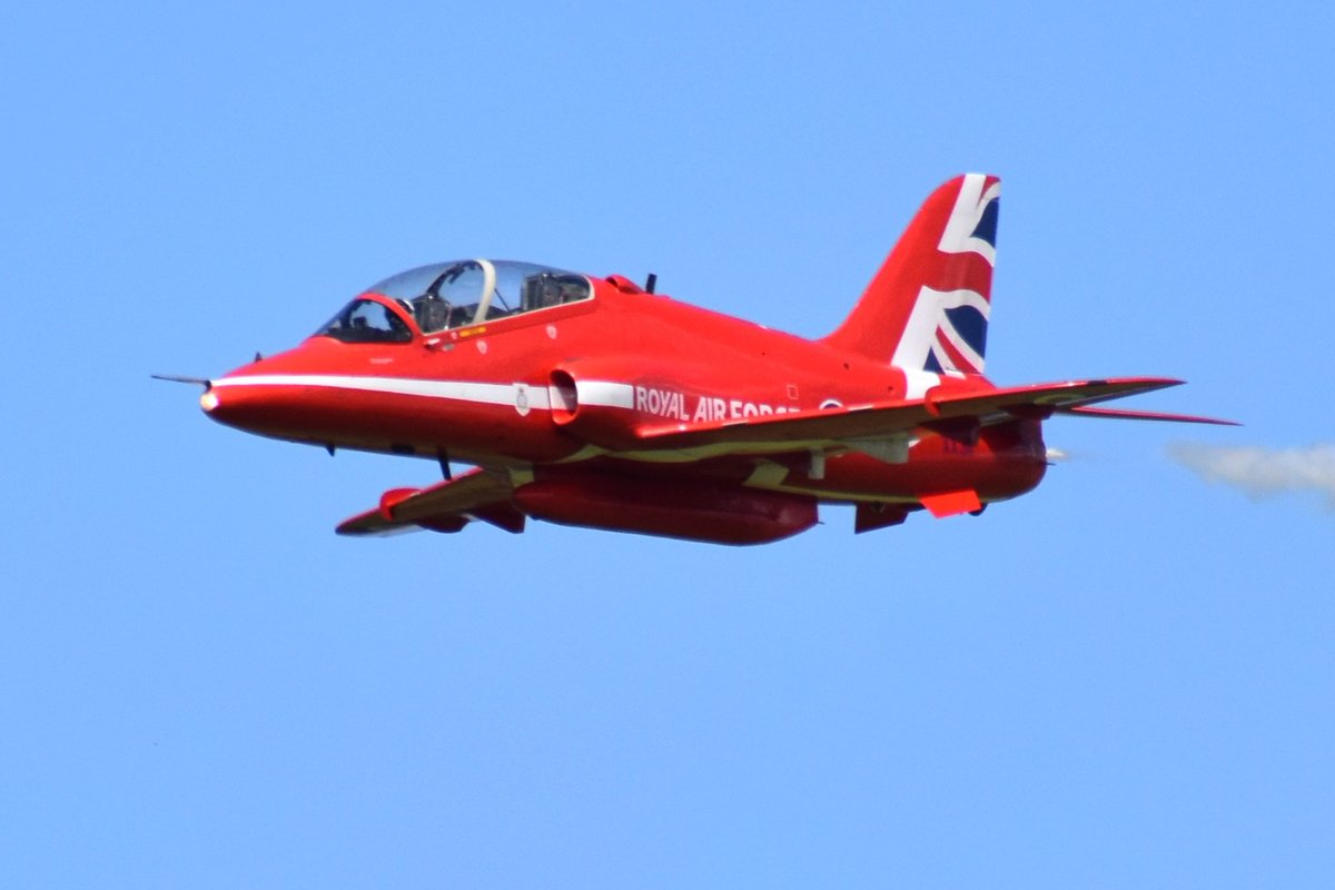 Dbridges64David's tweet photo. @RTMomentPhotos The legendary Red Arrows. #MatchThisColor #redphotography #red #photo #photography https://t.co/LSxC0R21dA