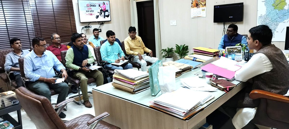 lpg_association's tweet photo. उज्जवला गैस कनेक्शन वितरण एवं फ्री सिलेंडर वितरण योजना के लिए जिला अधिकारी सम्भल द्वारा मीटिंग ली गई जिसमें जिला पूर्ति अधिकारी, वाट माप अधिकारी, जिला बैंक अधिकारी, BPC HPC अधिकारी के साथ एलपीजी एसोसिएशन के पदाधिकारी अध्यक्ष सतीश प्रेमी, मैं सचिव व संरक्षक अरविन्द जी का रहना हुआ https://t.co/XGBM5YrdKY