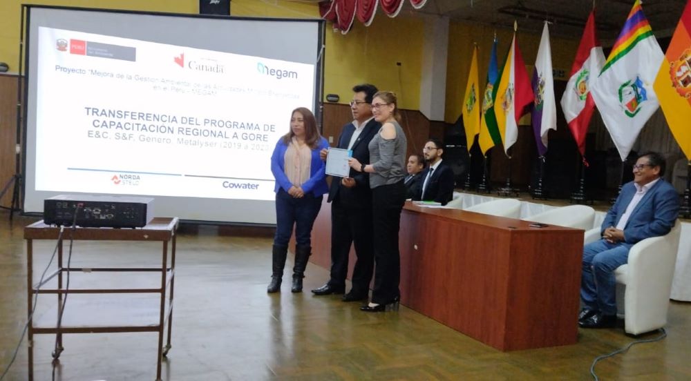 MegamPeru's tweet photo. 🚨 MEGAM transfirió programa de capacitación en gestión ambiental de la MAPE en cinco regiones como parte de su plan de salida y #sostenibilidad. Asimismo, ha coordinado acciones para la apropiación e institucionalización de este por parte de los GORE.
👉🔗https://t.co/i7hxSrpZIJ https://t.co/O8rq7PhZJz