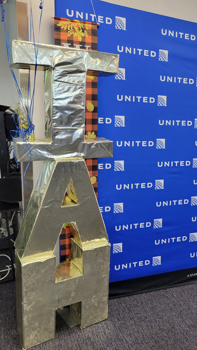 KerryUAsaidWhat's tweet photo. Building awareness expo in #IAH! Lots of great teams sharing knowledge here in the group room.  Thank you @philgriffith63 and Rich Kushner for welcoming us.  #Volare #mobileVolare
@DJKinzelman @MikeHannaUAL @Tobyatunited #weareunited #beingunited https://t.co/qhR2TNcQ8E