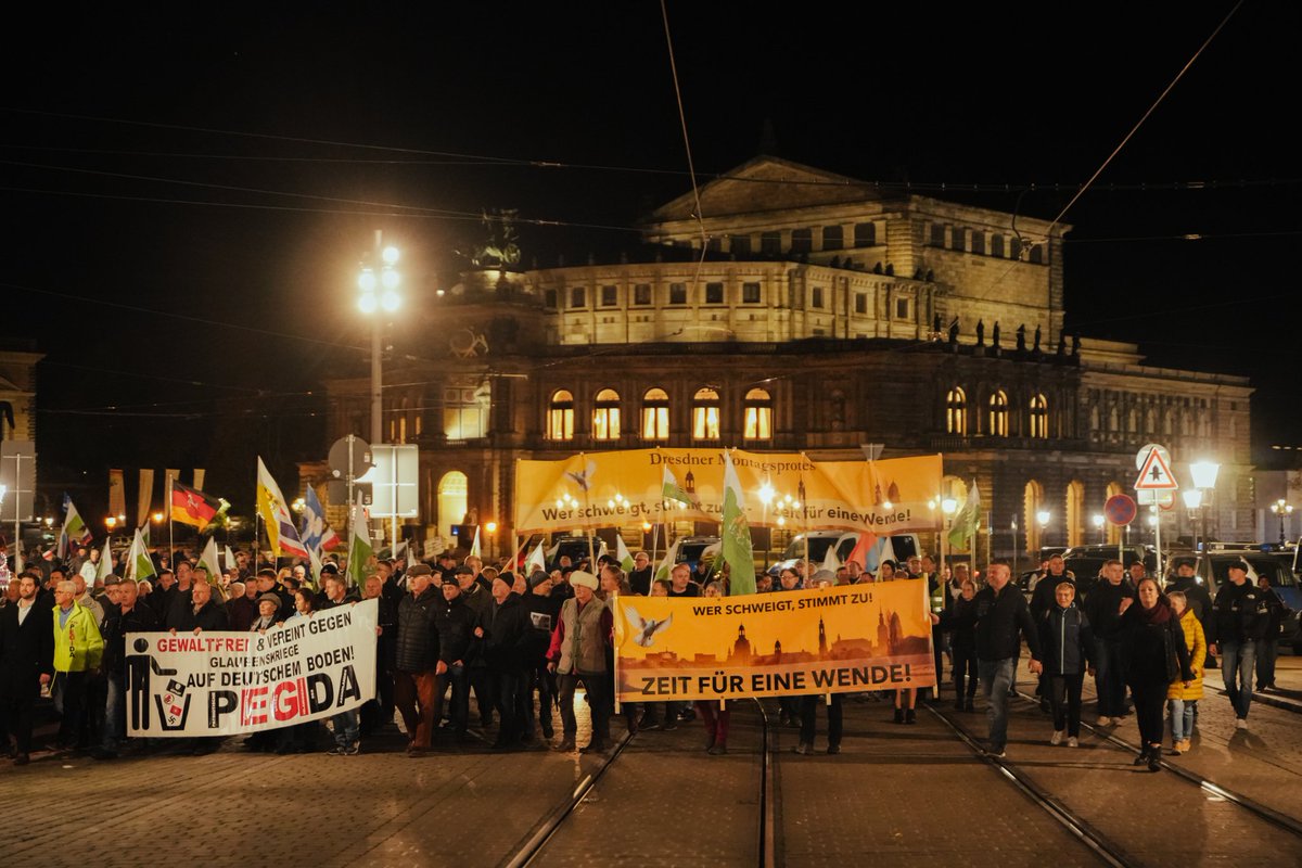 Unerwartet viele Menschen schlossen sich gestern dem Gegenprotest zur ersten PEGIDA-Veranstaltung dieses Jahres in Dresden an. Ein breitet Bündnis von antifaschistischen Gruppen, aber auch Kirchen und Verbänden brachte schätzungsweise 1600 Teilnehmer*innen auf die Straße. #dd0611