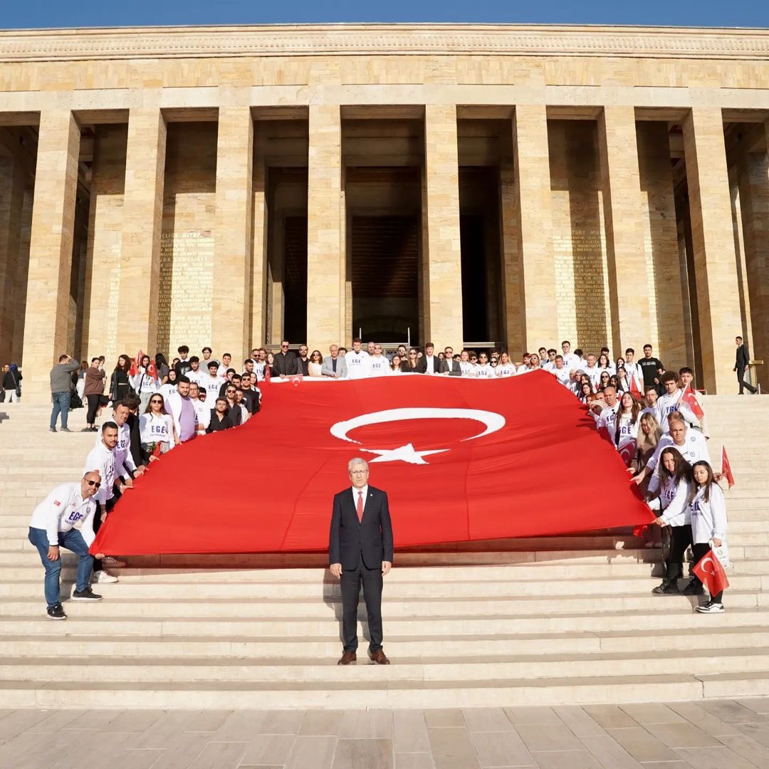 GSTMEge's tweet photo. Ege Üniversitesi olarak Ay Yıldızlı Al Bayrağımızla Atamızı saygıyla selamladık. Bu güzel programa katılan tüm öğrenci ve mensuplarımıza teşekkür ediyorum.
#EgeÜniversitelilerAtasınınHuzurunda
#İyiKiEgeliyiz 
@RTErdogan 
@YuksekogretimK @UniversiteEge  @ProfNecdetBudak https://t.co/gu1YFHg3QK