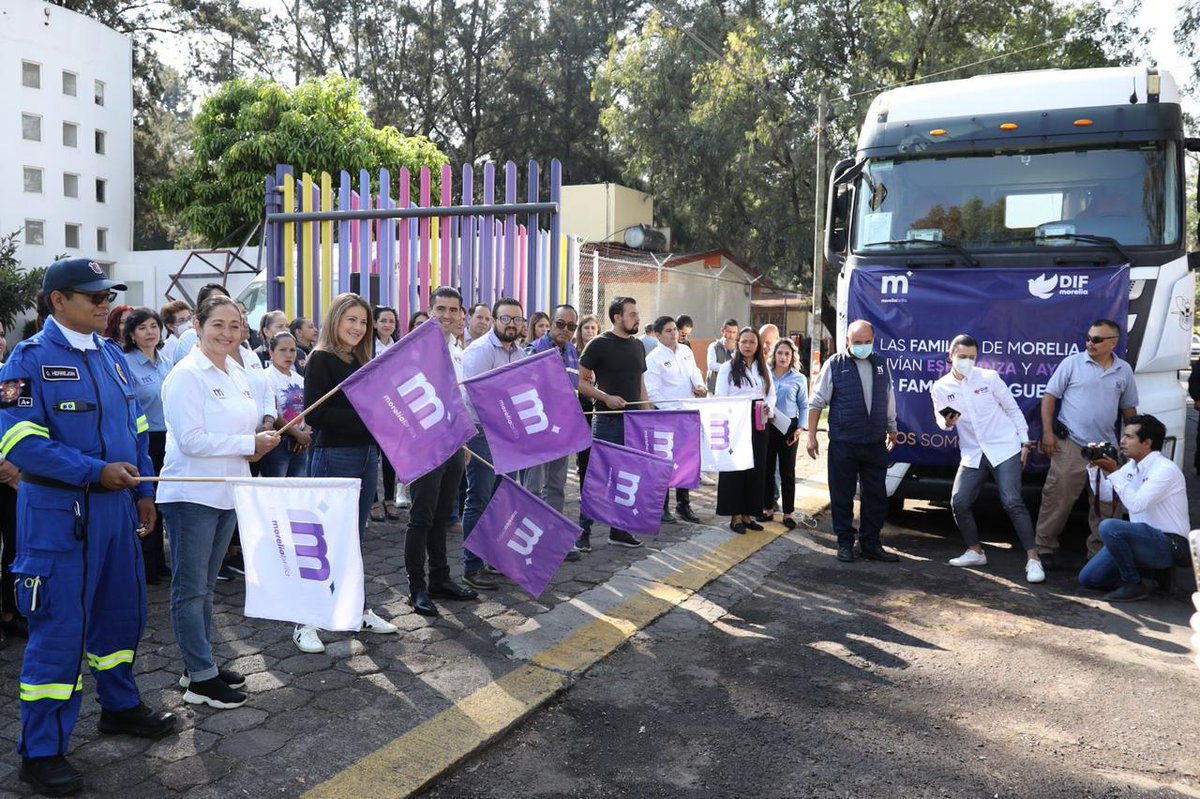 AlfonsoMtz_Mx's tweet photo. Gracias a la generosidad y solidaridad de las familias morelianas, a través del DIF Morelia que encabeza mi esposa Paola Delgadillo, enviamos 25 toneladas de ayuda recolectada para los afectados por el huracán Otis. 🤝🏼 
#MoreliaBrilla✨ https://t.co/PAilYVL4xl