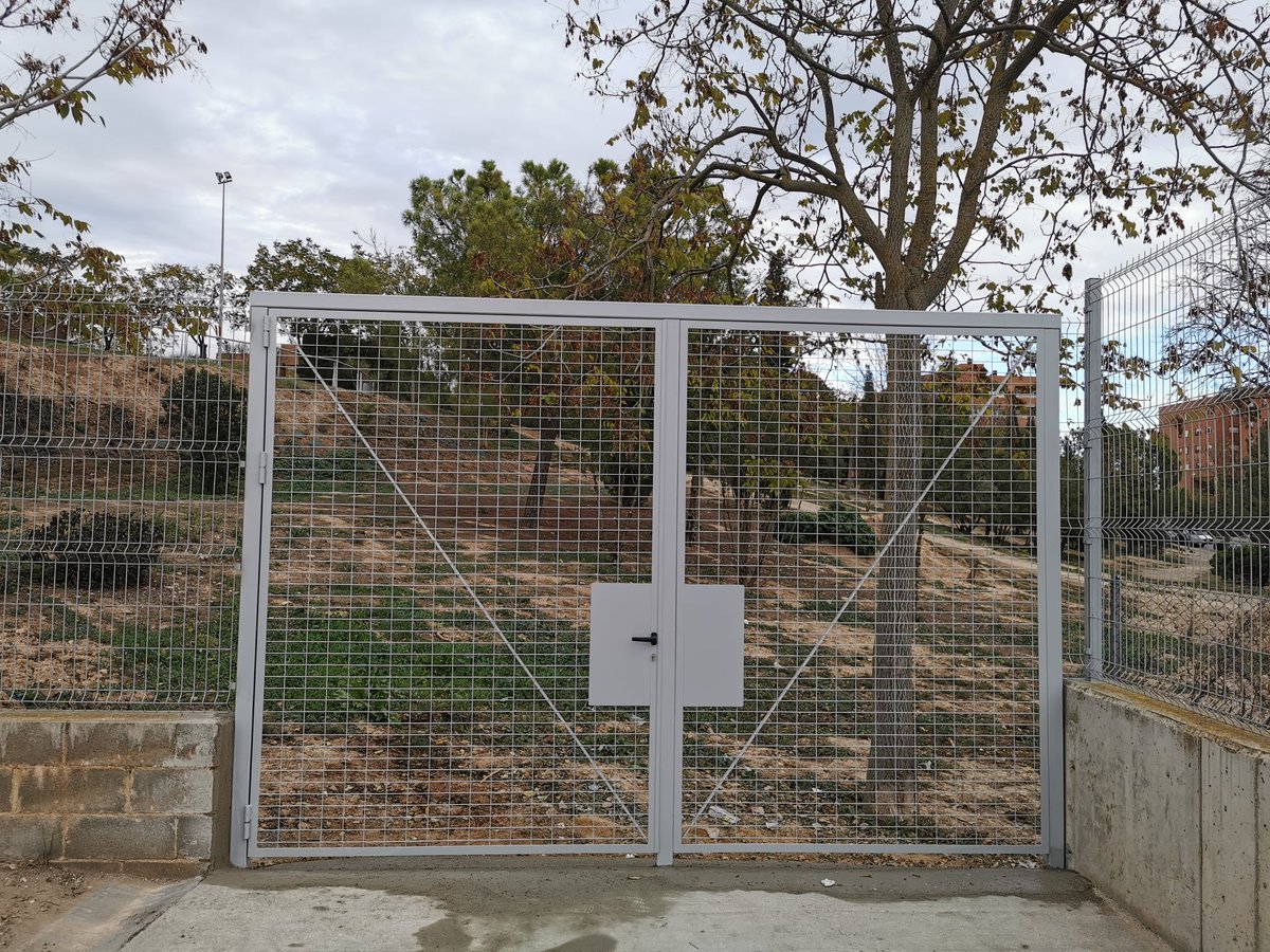 Fruit de treballar el projecte "Espais Verds de Lleida" el curs 20/21, hem aconseguit una porta que connecta l'espai més verd de l'escola amb els Jardins Francesc Solana. Gràcies a tothom qui ho ha fet possible💚