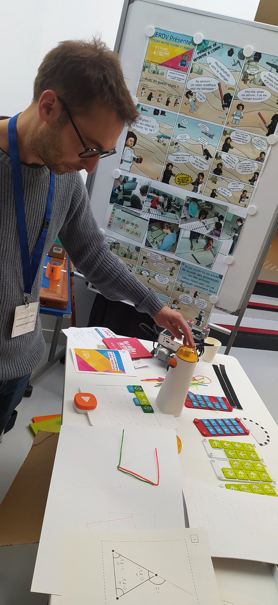 Forum des #LaboMaths @AcLille Ravi d'avoir pu découvrir la programmation adaptée pour le handicap visuel. (Des plaquettes tactiles permettent de créer les instructions et la caméra lit le code puzzle pour le transcrire sur le robot) 👍🙏 #EcoleInclusive @eduscol_maths