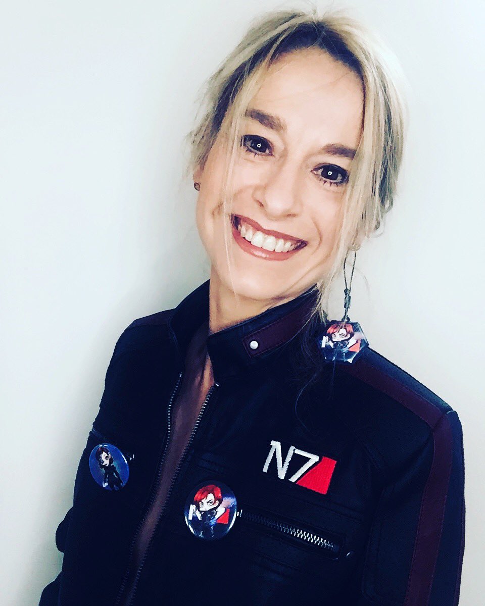 Joyeux N7 à tous ! On a si longtemps, ensemble, botter l’cul des moissonneurs, pourquoi ne continuerait-on pas, ensemble, à botter celui de l’IA ? Pour sauver la galaxie ! #N7day2023 #MassEffect #Shepard #VF #IA #merdenbarre