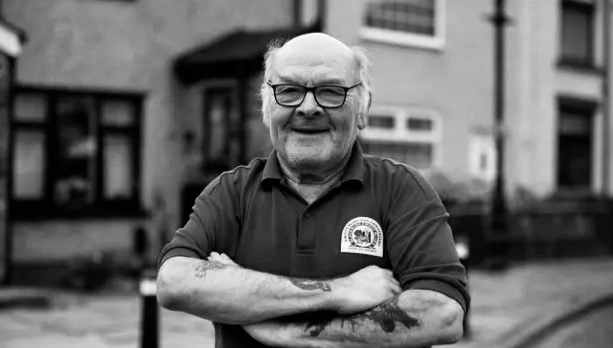 Forgetting colours, as #Blackburn fans did when we lost Rocky...Thoughts are with #Rovers fan Alan “Birdy” Birkbecks friends and family 💙 

REST IN PEACE 🙏🏻