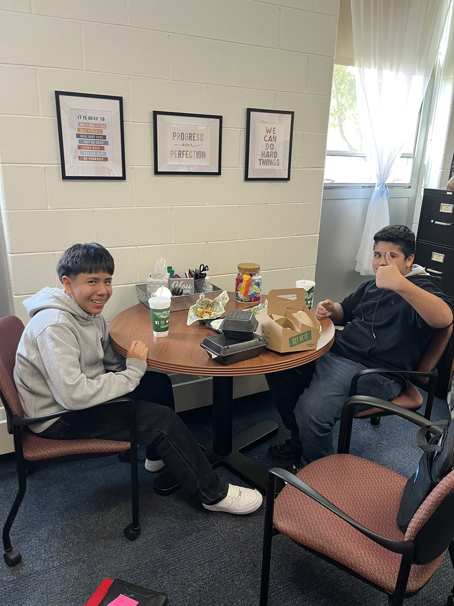 Bolt Bucks lunch today! These boys enjoyed some Wingstop and I definitely took a fry tax 😂

Keep showing those Leman Values, Chargers! 💙⚡️