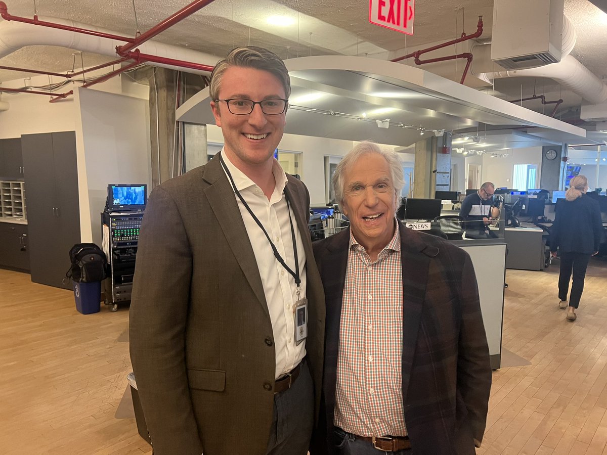 Met a fellow @Chiefs fan wandering the halls of @ABC’s DC bureau today… 👀 @hwinkler4real