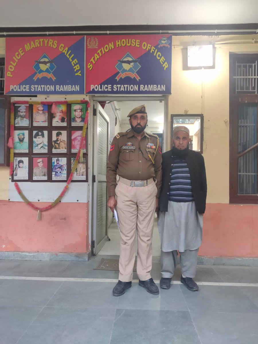 Today, Ramban Police apprehended an absconder namely Gh. Mohi-ud-din S/O Gh. Rasool R/o Sumbel Bala Kangan Srinagar who was evading his arrest since 2007. @OfficeOfLGJandK @JmuKmrPolice @igpjmu @ZPHQJammu @mohita_ips @WansaWaqarBatt @diprjk