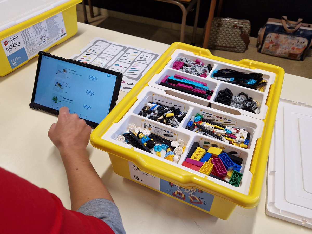 👩🏻‍🏫 CoDiCe TIC: aprendizaje a través de la robótica 🤖 <a href="/colegioAnduva/">CEIP Anduva</a> y <a href="/CervantesCeip/">CEIP Cervantes</a> con <a href="/Deborahalf78/">Déborah</a> y <a href="/SasetaJose/">María José Saseta</a>

-Primeros pasos
-Fases en robótica con niños
-Línea común en el centro
-Contacto: lego essential, r. mouse, mTiny, Bee bot

#tiCyL #formaciónCyL
#CompDigEdu_CyL