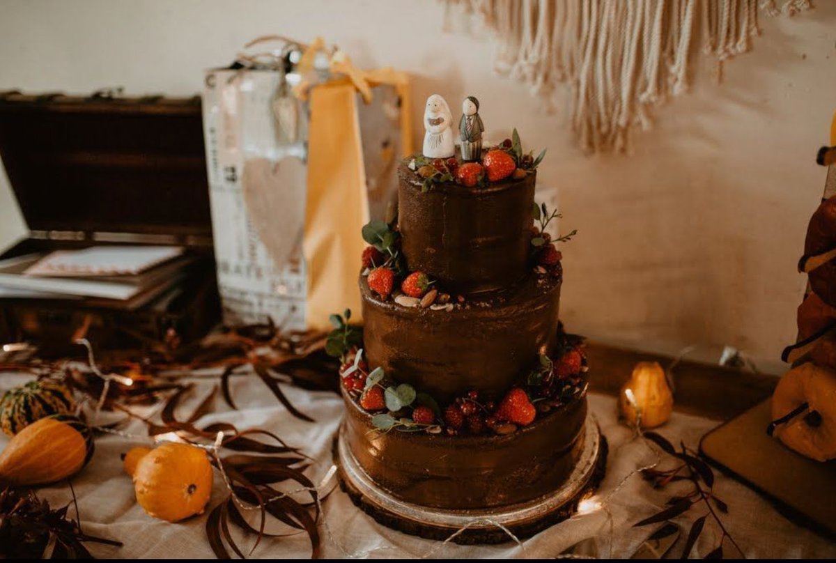 The autumnal vibes at Sophie & Steve's wedding in Stoke Newington were perfection 👌 and our Plant-Based Chocolate, Cherry and Almond cake fit right in! We would love to make your wedding cake dreams come true, so get in touch! Photo: @camillaandreaphotography