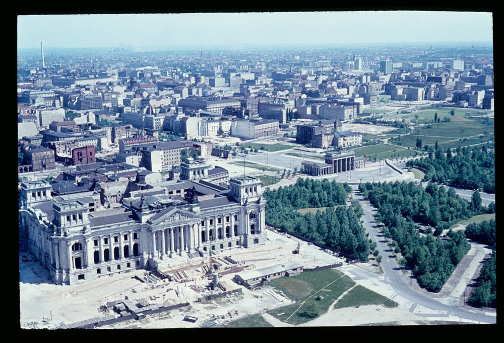 7 June 1962 - Reichstag - Brandenburg Gate
View of #EastBerlin
#Berlin #DDR #ColdWar #Berlinwall
Photo: Goetze