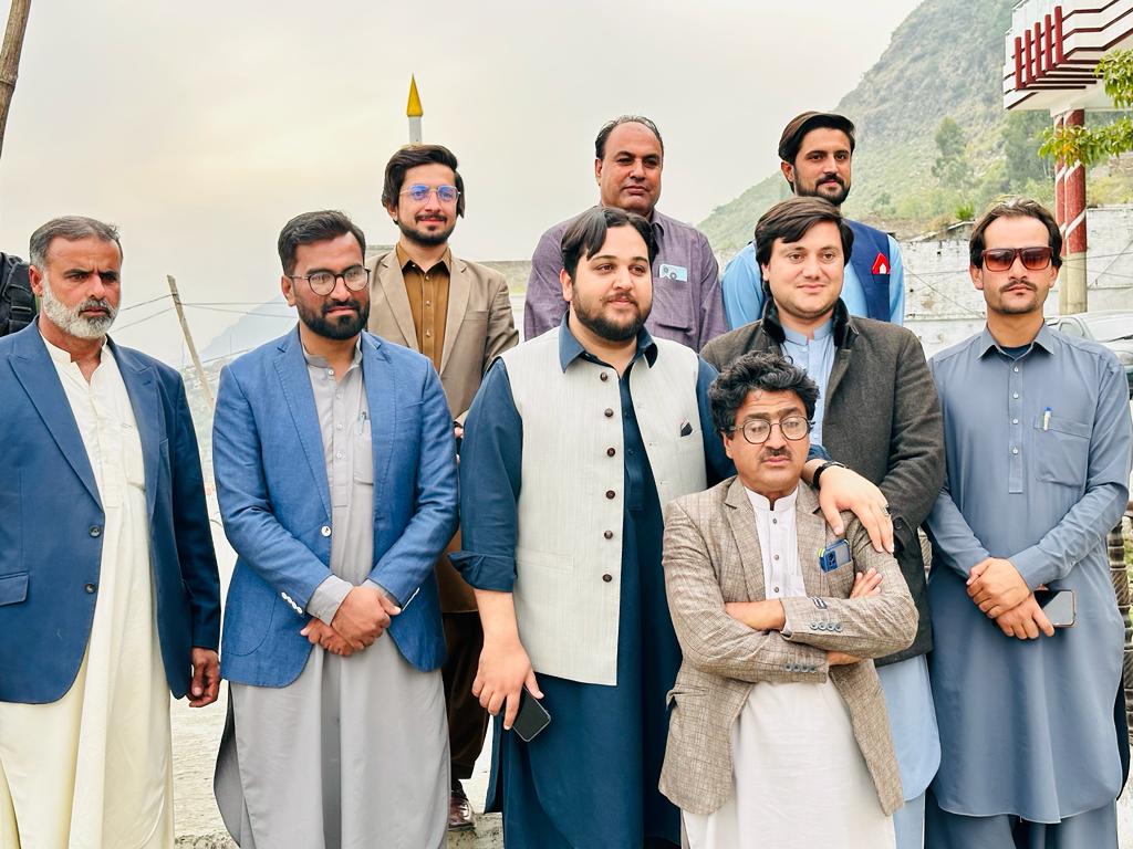 Yousafpathan77's tweet photo. عزيزانو خپلې قيمتي توانايانې په بې قيمته نفرتونو او يو بل په ذليله کولو مه ضايع کوئ . بلکه خپلې قيمتي توانايانې د قيمتي محبت  مثبت او تخليقي  هلو ځلو لپاره په کار راولئ . 

د نفرت اور له پوکي مه ورکوئ 
د محبت يو څو ډيوې بلې کړئ 
اميد https://t.co/9WeDglPgS5