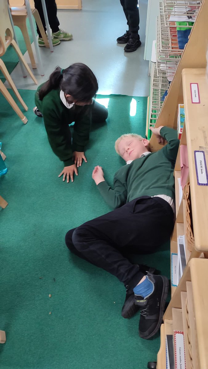 Discovery_Y4's tweet photo. Birdwatching 👁️: Buzzard, Falcon and Kestrel 🦅
In English, we continued to read our core text ‘The Great Kapok Tree’ and used drama 🎭 to get into the role of the different animal characters🌳🐍 🐒🐸🦗🐆🦦 #Year4 #DPS #Talktotheanimals https://t.co/XTKVGBwMtW