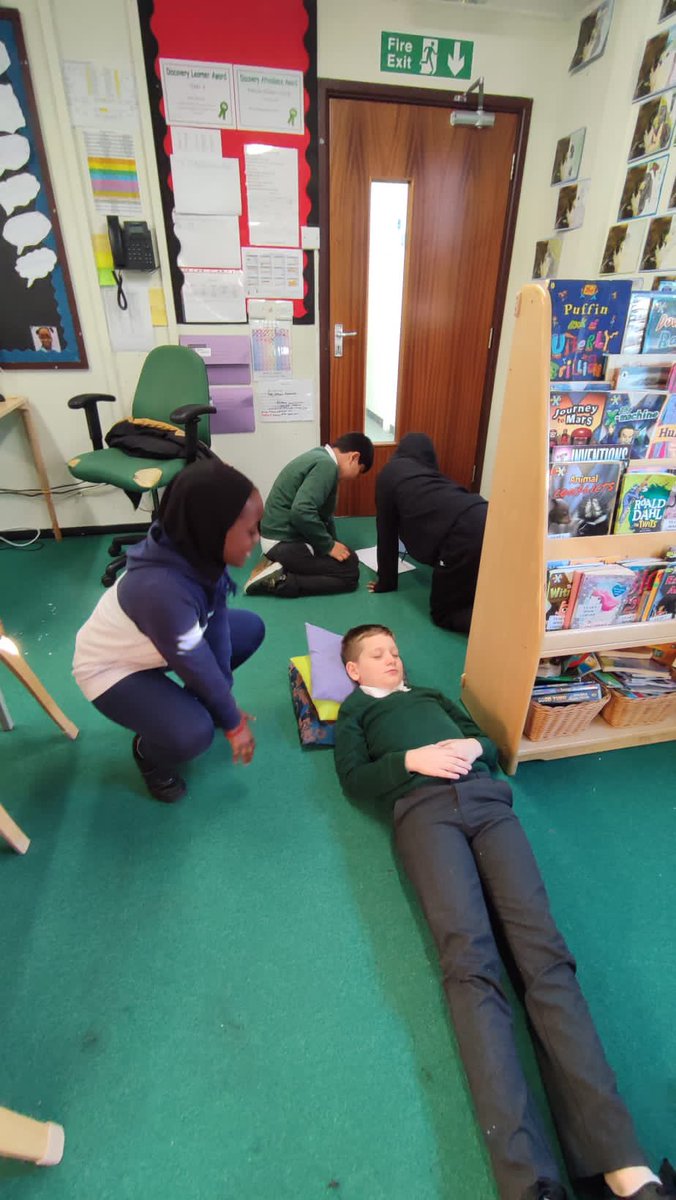 Discovery_Y4's tweet photo. Birdwatching 👁️: Buzzard, Falcon and Kestrel 🦅
In English, we continued to read our core text ‘The Great Kapok Tree’ and used drama 🎭 to get into the role of the different animal characters🌳🐍 🐒🐸🦗🐆🦦 #Year4 #DPS #Talktotheanimals https://t.co/XTKVGBwMtW