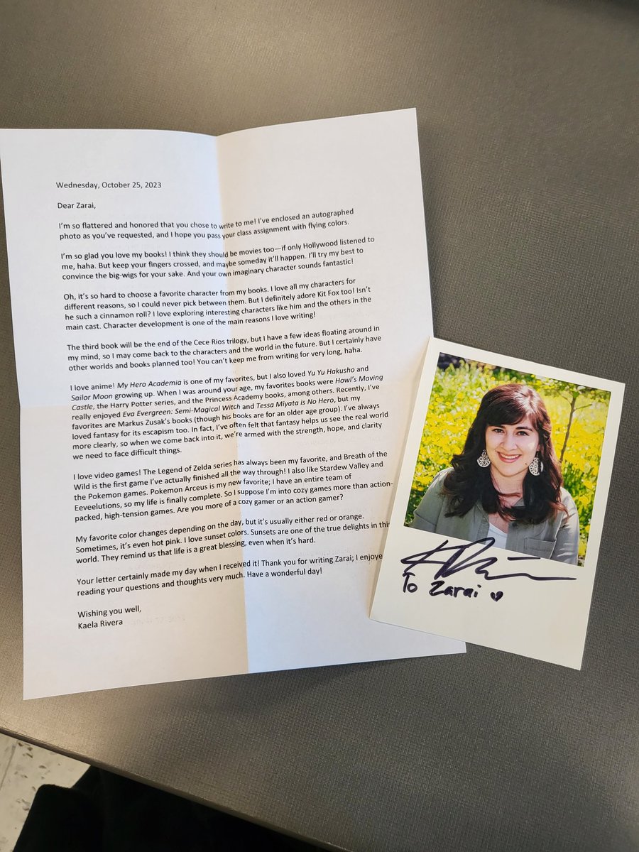 🦅🎭 Our Theatre 1 student, Zarai wrote to her favorite author, @Kaela_Rivera_(Kaela Rivera), author of Cece Rios and the Desert of Souls, and other books. She heard back from her this week, responding with a letter and a photo of her with her autograph. Can you tell she's happy?