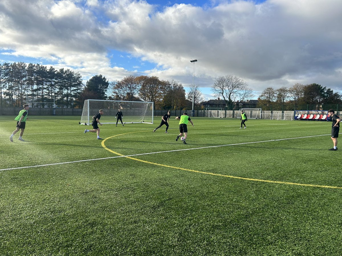 Our college lads were working hard ahead of our long trip to Stocksbridge Steels tomorrow in the National Youth Alliance league. ⚽️ Playing out from the back ⚽️ Attacking in the final third 🧠 Games understanding in/out of possession 😄 High spirits #beelite