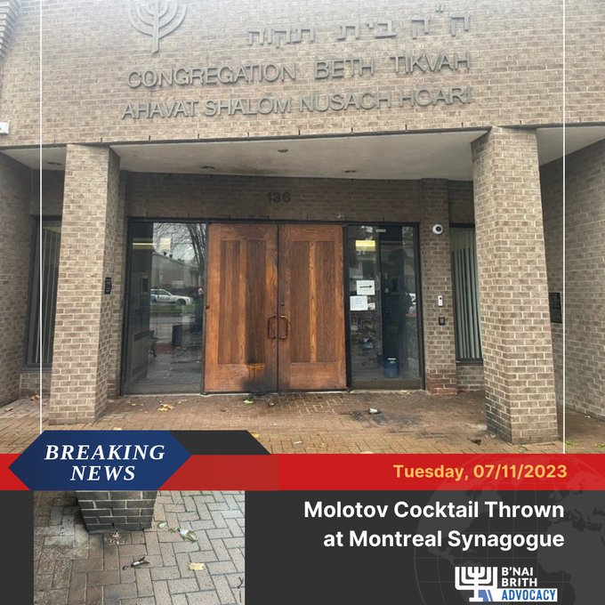 hoje_no's tweet photo. Mais um ataque antissemita, desta vez no Canadá. Um cocktail Molotov foi lançado contra a porta de entrada de uma sinagoga em Montreal. O edifício estava em funcionamento, mas felizmente ninguém se feriu.

Ontem um judeu foi atacado e morto em Los Angeles. Semana passada uma judia na França foi esfaqueada, com o assassino desenhando uma suástica na porta. E por toda a Europa e América do Norte, manifestantes antissemitas estão cercando negócios de judeus ou de empresas ligadas a Israel.

É o antissemitismo voltando ao mundo com força total, semelhante ao que aconteceu a partir de 1933 na Alemanha nazista.
