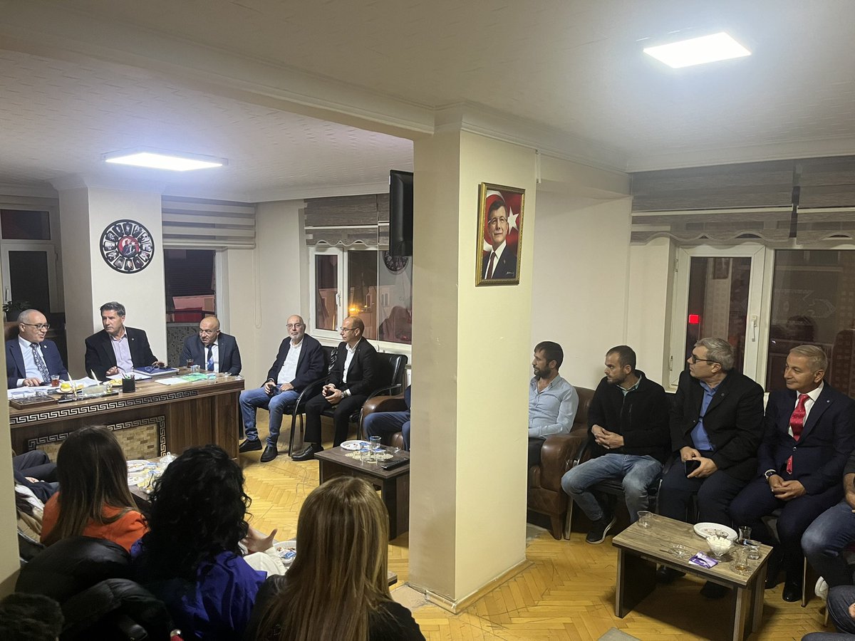 dogandemir41's tweet photo. Etimesgut İlçe Başkanlığımızı ziyaret ederek partililerimiz ile bir araya geldik.
İlçe Başkanımız Sayın Ergun Ünlüel nezdinde tüm ilçe yöneticilerimize ve güleryüzlü partililerimize çok teşekkür ediyorum. https://t.co/QHipLiIgOf