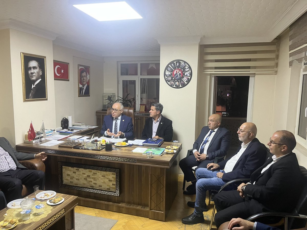 dogandemir41's tweet photo. Etimesgut İlçe Başkanlığımızı ziyaret ederek partililerimiz ile bir araya geldik.
İlçe Başkanımız Sayın Ergun Ünlüel nezdinde tüm ilçe yöneticilerimize ve güleryüzlü partililerimize çok teşekkür ediyorum. https://t.co/QHipLiIgOf