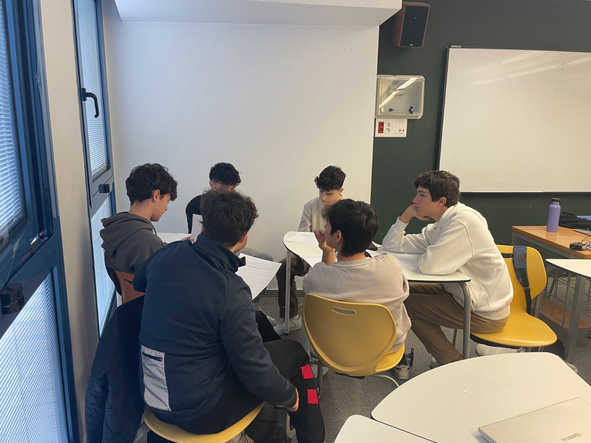 standreu's tweet photo. A #1BAT hem treballat autors i textos de literatura medieval des de principi de curs a llengua catalana. Avui, hem tancat aquest capítol amb un debat sobre "el millor autor" assignat, a partir de textos argumentatius redactats per defensar la nostra opinió. Ha estat molt renyit! https://t.co/IDW1n5GlFQ