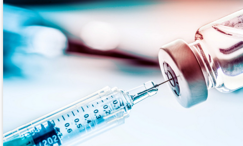 SHomburg's tweet photo. Pfizer für Dummies
Zum neuen Impfstoff gibt es viele Anfragen und Diskussionen. Dieser Tweet soll drei Antworten geben. Um ihn zu lesen, müssen Sie draufklicken.

1. Was bedeuten die DNA-Verunreinigungen?
Lange wurden Impflinge beruhigt, der Stoff könne ihr Erbgut nicht verändern, weil keine DNA enthalten sei. Mehrere in- und ausländische Labore haben jedoch DNA-Fragmente entdeckt, das ist unstreitig.

Die nächste Verteidigungslinie lautet nun: DNA ist ja auch im normalen Essen. Das stimmt zwar, doch ist sie dort nicht in speziellen Nanopartikeln verpackt, die sie in unsere Körperzellen einschleusen.

Der teure synthetische Stoff aus Pfizers "Prozess 1" war frei von DNA-Fragmenten. Der in der Bevölkerung verspritzte Stoff aus "Prozess 2" wird jedoch billiger mittels Bakterien hergestellt und nur unvollständig aufgereinigt. Ob dies zu Krebs führen kann, ist umstritten.

2. Ist der Stoff überhaupt eine Impfung?
Weil der Stoff nicht vor Ansteckung und Übertragung schützt und in kurzen Abständen wiederholt gegeben werden muss, ist der Ausdruck Gentherapie treffend. Ich schreibe aber meist Impfung, um die anzusprechen, die es angeht.

3. Ist da mRNA drin oder modRNA?
Bisher haben praktisch alle mRNA gesagt, mit "m" für "messenger". Ich wurde schon seit Jahren ermahnt, wollte es aber auch hier einfach halten.

Korrekt ist modRNA mit "mod" für "modifiziert". Der Pfizerstoff enthält nicht natürliche mRNA, sondern eine gentechnisch veränderte Substanz, in der Uridin durch Pseudouridin ersetzt wird, um ihn haltbarer zu machen. Wie haltbar, ist umstritten. Kritiker sagen, dass ein Ausschalter für die Spikeproduktion fehlt.

Quelle zur DNA-Verunreinigung mit weiteren Links: https://t.co/p0p44xUZAX

Quelle Pseudouridin: https://t.co/eA40H37bTV