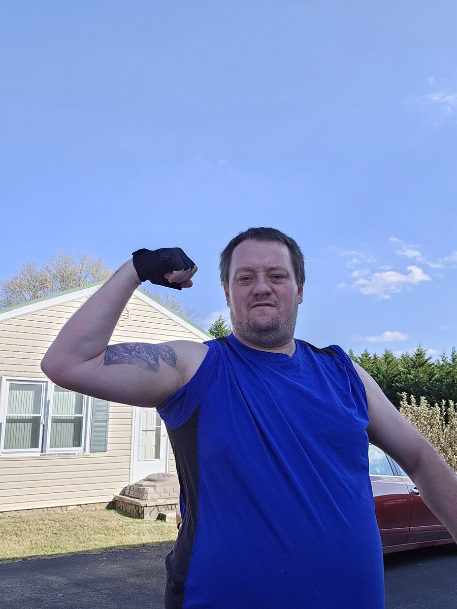 Weight a couple of weeks ago: 305
Today: 300.4

And look at the muscles.. they started to bulk up a little. The progress is showing, so I have to keep it up.