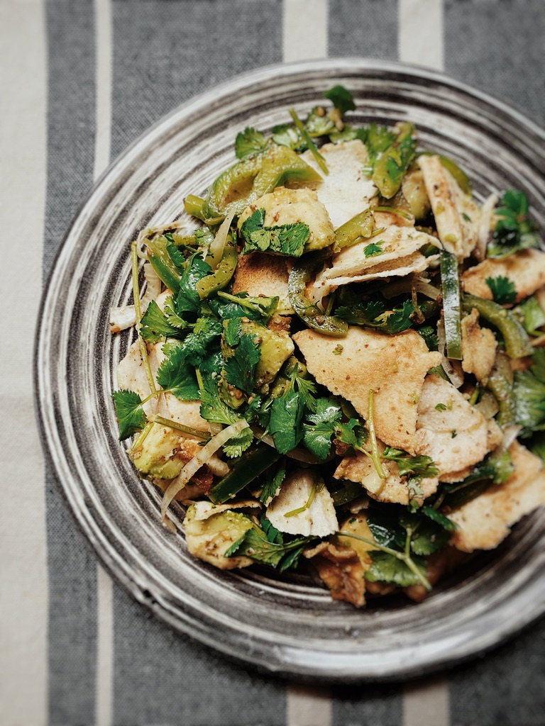 BoppingElf77's tweet image. Fattoush Salad With Green Bell Pepper, Avocado, Onion, Coriander &amp;amp; Za&apos;atar And Sumac Vinaigrette.
Pic &amp;amp; Recipe © Rosa Mayland.
#Food #Salad #Fattoush #Zaatar #Sumac #Delicious #Avocado #Coriander #BellPepper #Levantine #Homemade