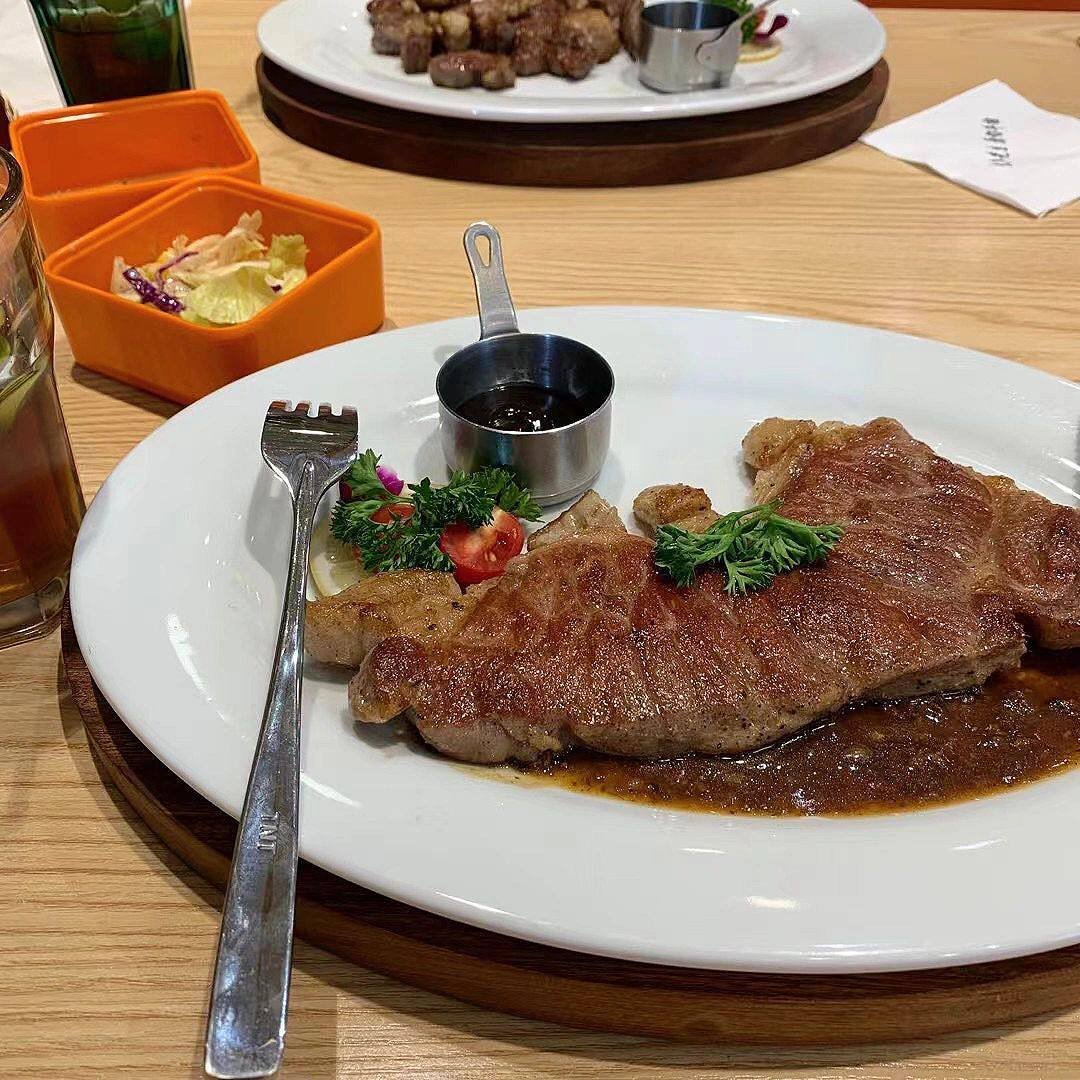 It’s lunch time! Today I chose an exquisite steak set menu. The meat is tender, juicy and tastes great! What a joy it was to enjoy this delicious lunch with friends!