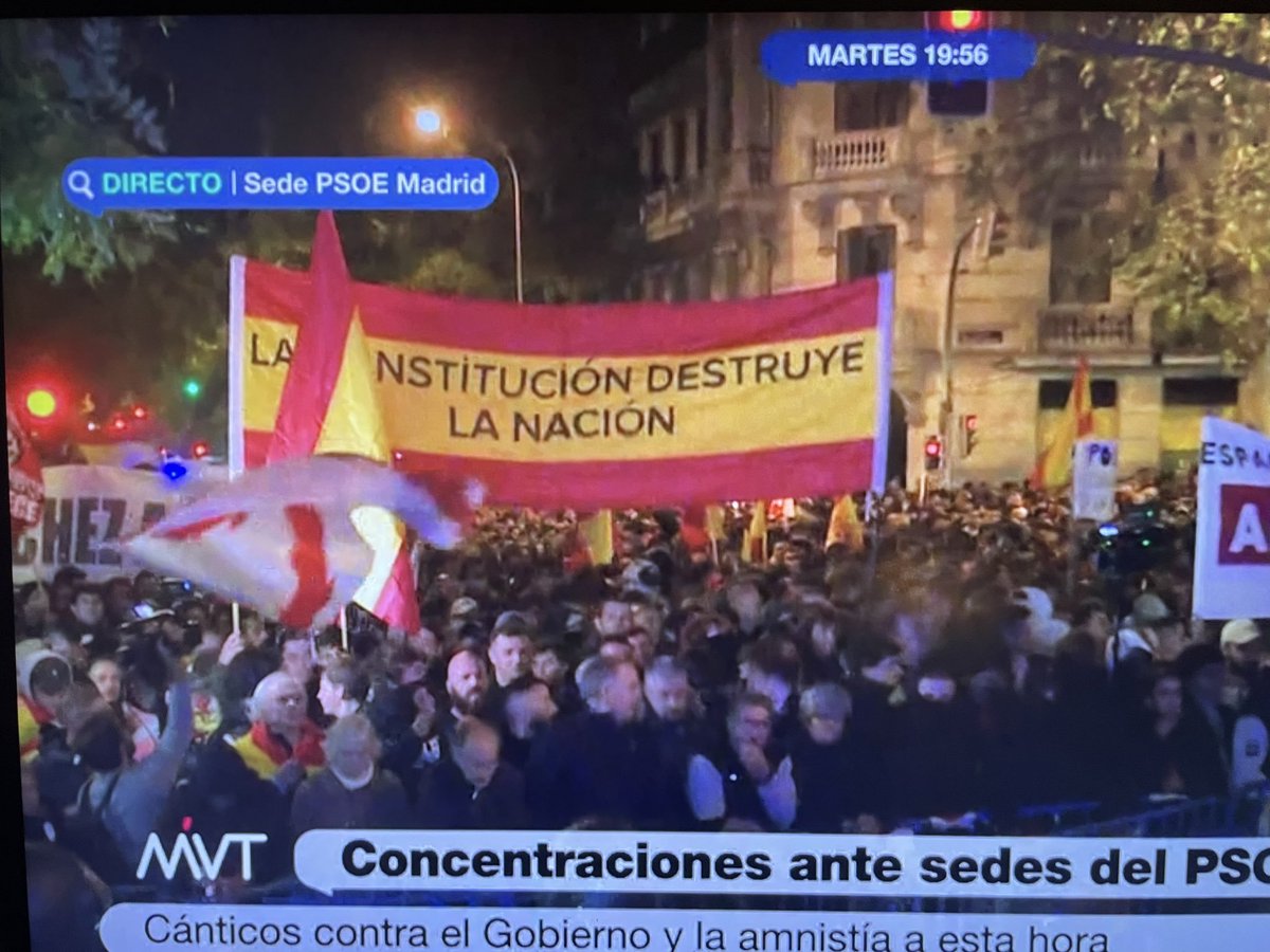 "La constitución destruye la nación" dicen los que luego van de constitucionalistas. Qué vergüenza ser el PP y estar amparando todo este circo. Feijóo está en las últimas después de este espectáculo.