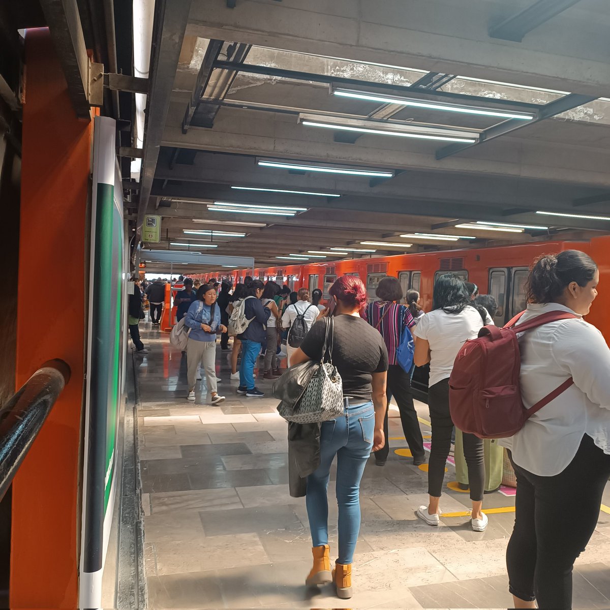pequesk's tweet photo. @MetroCDMX retrasos en el metro Puebla https://t.co/P12yTqisdN