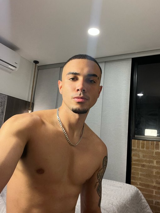 I want a little kiss https://t.co/3Jr3jBsB4c