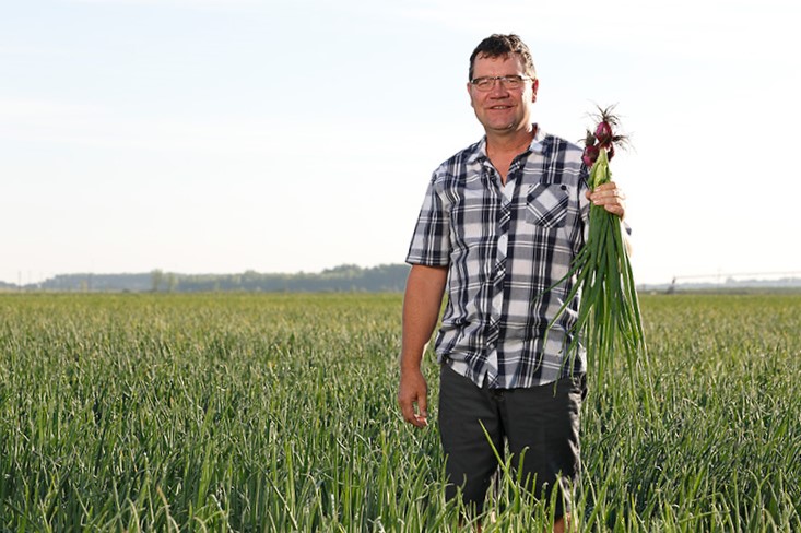 PeakoftheMarket's tweet photo. #GrowerFeature
S.B. Vegetable Growers Ltd. is located near Portage La Prairie, Manitoba. The farm has been in Idzerd Boersma's family since they moved to Canada from the Netherlands in 1984! Idzerd and the staff at S.B. grow yellow and red cooking onions for Peak🧅 https://t.co/X4K3vS7y5W