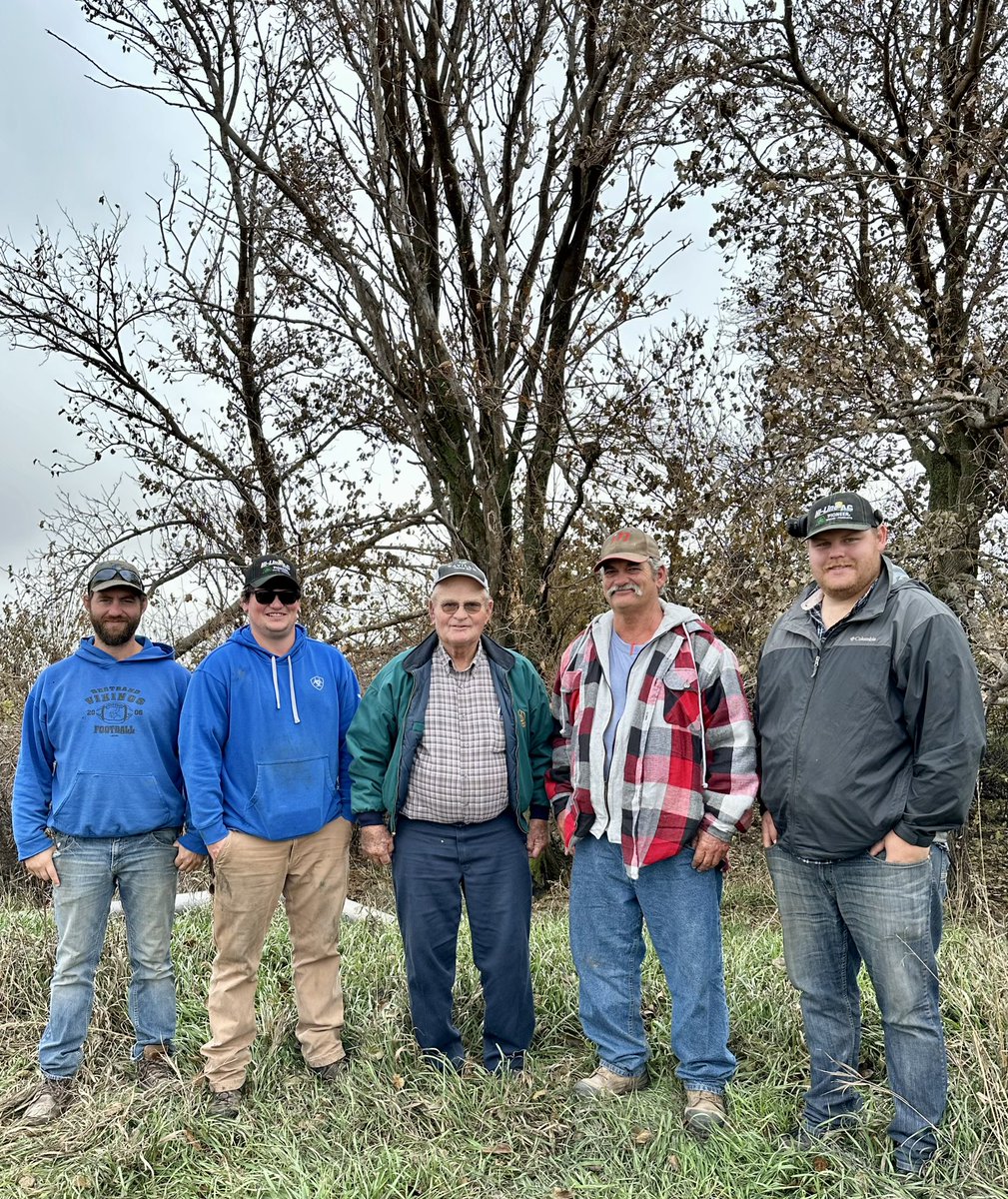 banks_abanks's tweet photo. Back to harvest lunches today after a break due to moisture. Thanks to the Samuelson harvest crew for sitting down with us today. Their #P1185AM is doing great! Thanks for planting @PioneerSeeds
@ScottJFord1 https://t.co/XAqsb3lTFO