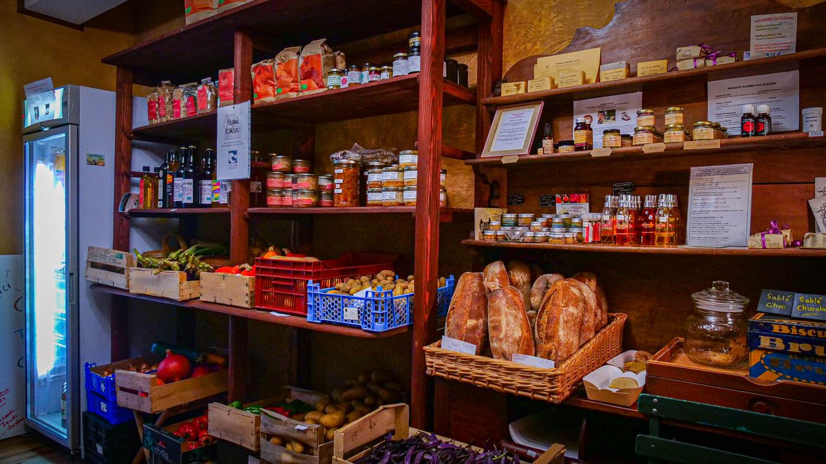 L'épicerie participative le Paradis Païen, créée cet été au Castet d'Aleu dans l'Ariège réunit 85 familles adhérentes. Photos de leur local 📸