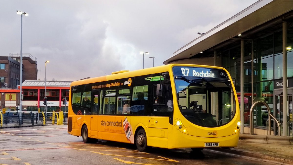 WC2512's tweet photo. 4pm and going dark already.
@gnwbus 3062 - BG66 MKD in Middleton working a 18 heading to #Langley.
@Rossobus 617 - SK66 HRM at Middleton Bus Station working a #RunnersR7 service back to #Rochdale. https://t.co/olZDWcv0pM