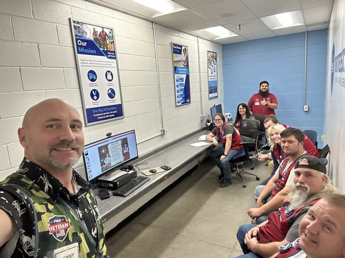 lenny0746's tweet photo. Discussing our November Safety meeting concerning this upcoming winter. Let’s go home they way we came in. #LowesSafe @BenitoKomadina @JBBailey9 @Thomasa312 @jwaddell746 @faith03420 @DebDearing @BlueBoxR1 https://t.co/V9tuevHuPY