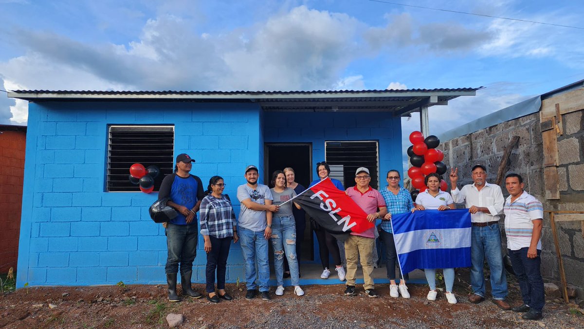 INIFOM_Oficial's tweet photo. ➡️Entregan 2 #Viviendas a familias del municipio de #Sebaco, garantizando mejores condiciones de vida.
🏠👪👩👧👧👨👦👦👏🔴⚫
#AlcaldíasDelPuebloNi
#ComandanteCarlosComandanteEnJefe https://t.co/SjnlY6Ix7W