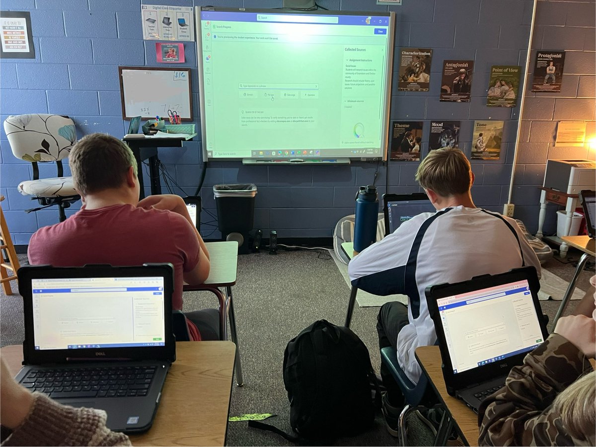 erinjurisich's tweet image. These @SwansboroHS freshman are researching issues affecting our local community. The teacher invited me in to introduce #MicrosoftTeams #SearchProgress &amp;amp; commented on how much student buy-in she observed as they worked w/ this Learning Accelerator 🙌 #MicrosoftEDU #OnslowDLT